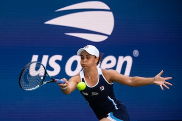 Número 1 del mundo durante 121 semanas y campeona de 3 Grand Slams, Barty nunca levantó el trofeo en Nueva York. Su mejor resultado fue llegar a cuartos de final en 2018 y 2019. Sin embargo, sí se consagró en dobles al ganar el US Open 2018 junto a CoCo Vandeweghe. Además, obtuvo la medalla de bronce en dobles mixtos en los Juegos Olímpicos de Tokio 2021. Se retiró joven, a los 25 años, en la cima de su carrera, dejando la sensación de que pudo haber conquistado mucho más.