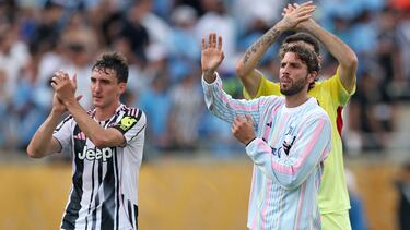 Los jugadores de la Juventus saludan a los tifosi al acabar el partido contra el Manchester City.