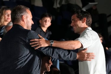 El entrenador del FC Barcelona, Hansi Flick, y el exbarcelonista Sergi Roberto poco antes del comienzo de la rueda de prensa en la que el futbolista Andrés Iniesta explica sus planes de futuro.