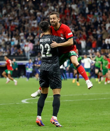 Bernardo silva se abraza al guardameta tras detener tres penas máximas de la serie. Portugal a cuartos.