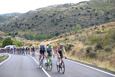 Xabier Mikel Azparren, Jakub Otruba y Dries De Pooter durante la novena etapa de La Vuelta a España 2025.