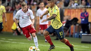 Mateusz Bogusz disputa un balón con la selección sub-21 de Polonia.