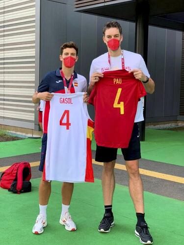 Los Pau de España intercambian camisetas