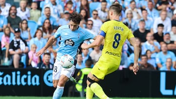 VIGO (PONTEVEDRA),30/08/2025.- El delantero del Celta de Vigo Pablo Durán (i) pugna por un balón con el defensa argentino del Villarreal Juan Foyth en el partido de LaLiga disputado este domingo en el estadio Balaidos de Vigo. EFE / Salvador Sas