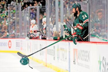 Todo el mundo sabe que el stick de hockey sirve para golpear el disco... salvo Zach Bogosian. El jugador de los Minnesota Wild nos dejó esta singular imagen en el descanso del partido de la NHL que su equipo disputó contra los Ottawa Senators. Bien parece que hubiera confundido su stick con una caña de pescar.