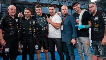 El púgil vizcaíno Jon Fernández posa junto a su equipo.