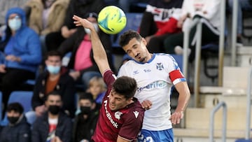 Álex Muñoz, jugador del CD Tenerife, salta a por un balón junto con un jugador de la Real Sociedad B.