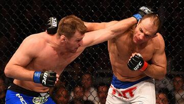 Stipe Miocic y Junior Dos Santos, durante su combate en 2014.