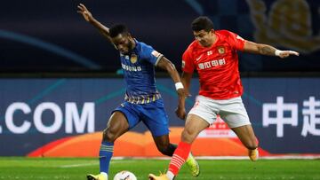 Wakaso, durante un partido de la Superliga china.