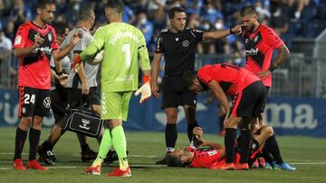 Aitor Sanz, jugador del CD Tenerife, recice un golpe durante el primer partido de LaLiga SmartBank 2021/2022 y es atentido por los servicios médicos.