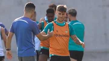 Iker Losada, durante un entrenamiento del Betis.