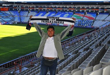 El aficionado del Pachuca Luis García posa para una fotografía. 