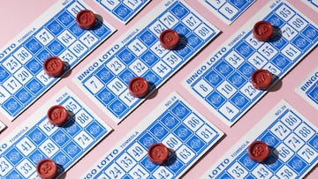 Se ponen a jugar al bingo en casa y lo que hace su madre es para quitarse el sombrero