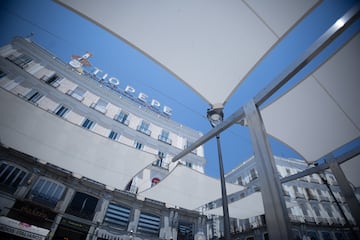 Toldos instalados por el Ayuntamiento de Madrid en la Puerta del Sol. El Ayuntamiento de Madrid defiende la instalación de toldos desmontables en la Puerta del Sol, argumentando que es un Bien de Interés Cultural (BIC) donde no se pueden plantar árboles ni instalar estructuras permanentes.
02 JULIO 2025
Eduardo Parra / Europa Press
02/07/2025