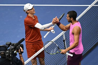 Carlos Alcaraz celebrando su victoria contra Jannik Sinner en la final individual masculina del Abierto de Estados Unidos en el Centro Nacional de Tenis Billie Jean King de la USTA en Flushing Meadows, Nueva York.