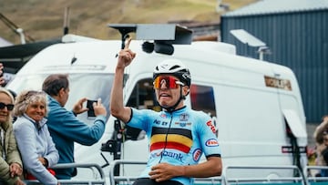 El ciclista belga Jarno Widar celebra su victoria en la quinta etapa del Tour de Francia 2025.