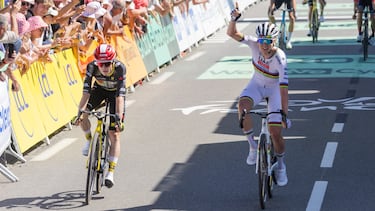 Pogacar cruza la meta del Muro de Bretaña con Vingegaard a su lado.