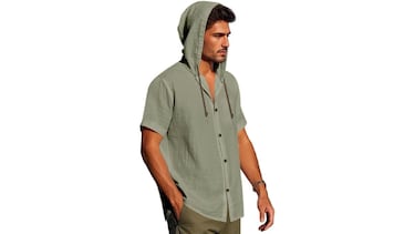 Esta es la camisa de lino con capucha ligera, transpirable y perfecta para combatir los días calurosos