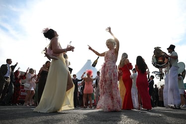 Ambiente durante el 'Ladies Day' del Grand National Festival, la carrera ecuestre más importante de las que se celebran en el Reino Unido, en el Circuito de Aintree, Liverpool.