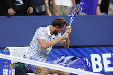 El ruso Daniil Medvedev rompe su raqueta tras perder su partido de primera ronda individual masculino contra el francés Benjamin Bonzi en el primer día del Abierto de Estados Unidos.