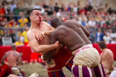 Sus raíces se remontan al siglo XVI, y se cree que surgió como una evolución de los juegos de pelota de la época romana, como el "harpastum".