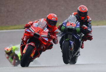 Momento de la carrera en la que Marc Márquez adelanta a Fabio Quartararo y se coloca en segunda posición de la carrera.