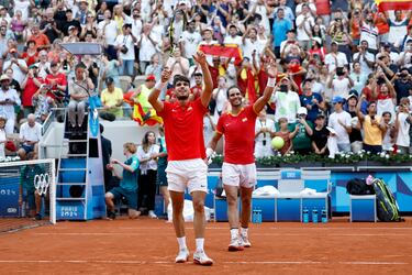 Rafa y Carlos sufren, pero ganan en el super tie-break a los correosos Koolhof y Griekspoor y se sitúan a una victoria de la lucha por las medallas.