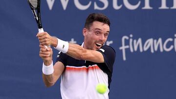 Roberto Bautista devuelve una bola al estadounidense Frances Tiafoe.