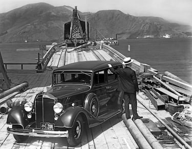 
El 5 de enero comenzó oficialmente la construcción del Puente Golden Gate, una obra monumental que conectaría San Francisco con el condado de Marin. En plena Gran Depresión, este proyecto no solo representaba un avance técnico sin precedentes, sino también una fuente de empleo y esperanza para miles de trabajadores.

Diseñado por Joseph B. Strauss, con aportes clave de Charles Ellis, Leon Moisseiff e Irving Morrow, el puente desafió fuertes corrientes, profundidades oceánicas y escepticismo generalizado. Su característico color naranja (“International Orange”) fue elegido para mejorar la visibilidad entre la niebla de la bahía.

La construcción se extendió hasta 1937, y el Golden Gate se convirtió en un símbolo de innovación, perseverancia y colaboración comunitari