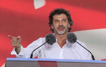 El exfutbolista georgiano que jugó para equipos como el Milan y Genoa en su carrera se dedica actualmente a la política, siendo alcalde de Tiflis, capital de Georgia.