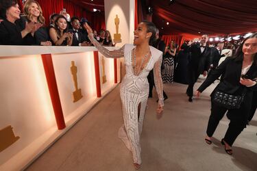 Ariana DeBose, de Versace, a su llegada a la gala.