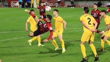 Simón Moreno trata de rematar de chilena en el encuentro ante el Girona.