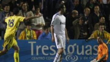 <b>LA CARA Y LA CRUZ. </b>Santo Domingo y el Alcorcón vibraron con los cuatro goles amarillos. En la imagen celebran el 4-0 marcado por Ernesto ante un desesperado Dudek.