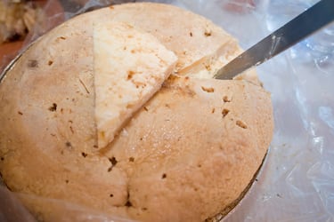 La traducción literal significa “queso podrido”. Aunque algunos puedan pensar que es parecido a un queso fuerte o azul, tiene una gran  diferencia, es que este queso está plagado de larvas de moscas vivas que le dan esta textura y sabor tan apreciado por muchos y cosquillitas en el paladar de los que se atreven a probarlo.