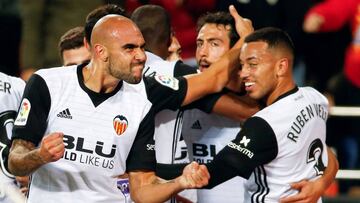 GRAF6546. VALENCIA, 09/12/2017.- El delantero italiano del Valencia Simone Zaza (2i) celebra el primer gol ante el Celta de Vigo durante el partido de Liga en Primera División que disputan esta noche en el estadio de Mestalla, en Valencia. EFE/Kai Försterling
