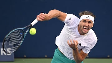 Alexander Zverev saca contra Alexei Popyrin en Toronto.