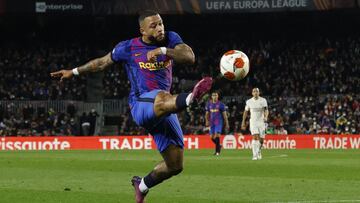 Memphis Depay, jugador del FC Barcelona, remata durante un partido.