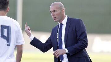 Zinedine Zidane da instrucciones a Borja Mayoral en el Castilla-Talavera de la temporada 2015-2016, su último partido en el Di Stéfano como entrenador del filial del Real Madrid.