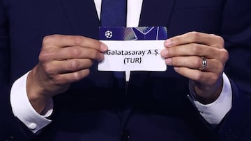 Kaka con el nombre del Galatasaray en el sorteo de Champions.