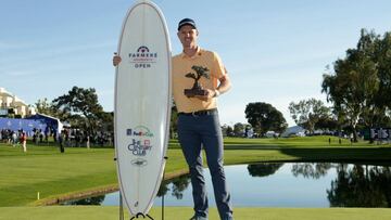 Justin Rose posa con el trofeo de campeón del Farmers Insurance Open 2019 en el Torrey Pines Golf Course de San Diego, California.