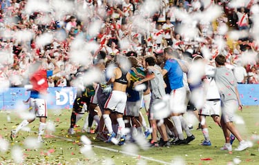 Los jugadores del Rayo celebran la clasificación a la liguilla de la Conference League.
