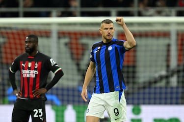 Tras 6 años siendo el referente ofensivo de la Roma, el Inter fichó al delantero bosnio en 2021, ya con 35 años, abonando 11 millones a la Roma. En 2 años como interista lleva 100 partidos, 101 si juega la final de Estambul, lleva 31 goles y 12 asistencias. Su palmarés como interista se resume en 2 Copas y 2 Supercopas de Italia, y podría poner la guinda con el título de Liga de Campeones en Estambul.