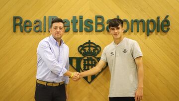 Miguel Calzado, director de la cantera del Real Betis, estrecha la mano a Dani Pérez, jugador del Betis Deportivo.