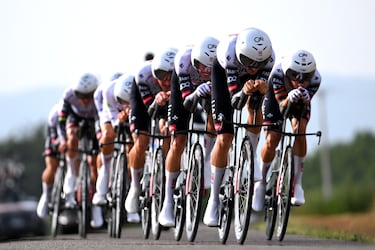 UAE Team Emirates XRG, con el danés Mikkel Bjerg a la cabeza, durante la contrarreloj por equipos.