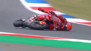 Márquez lidera en Assen pese a arrancar con una caída fea
