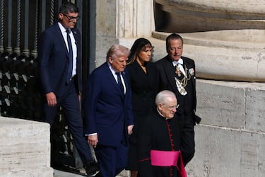El presidente de Estados Unidos, Donald Trump, y la primera dama, Melania Trump, caminan para asistir a la misa funeral del Papa Francisco, en el Vaticano.