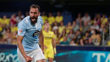 Borja Iglesias celebra tras marcar ante el Villarreal en La Cerámica.
