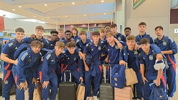 Los chicos de la Sub-17 a su llegada al aeropuerto de Larnaca (Chipre). (SEFUTBOL).