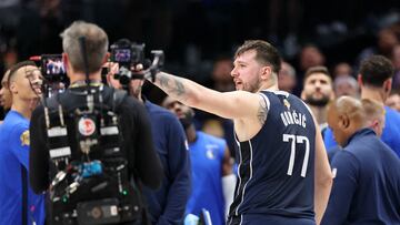 Luka Doncic, base de Dallas Mavericks, protesta tras ser eliminado por faltas del tercer partido de las Finales ante Boston Celtics.