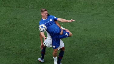 Liam Delap lucha por controlar el balón.